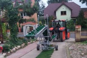 Conveyor for loading vegetables